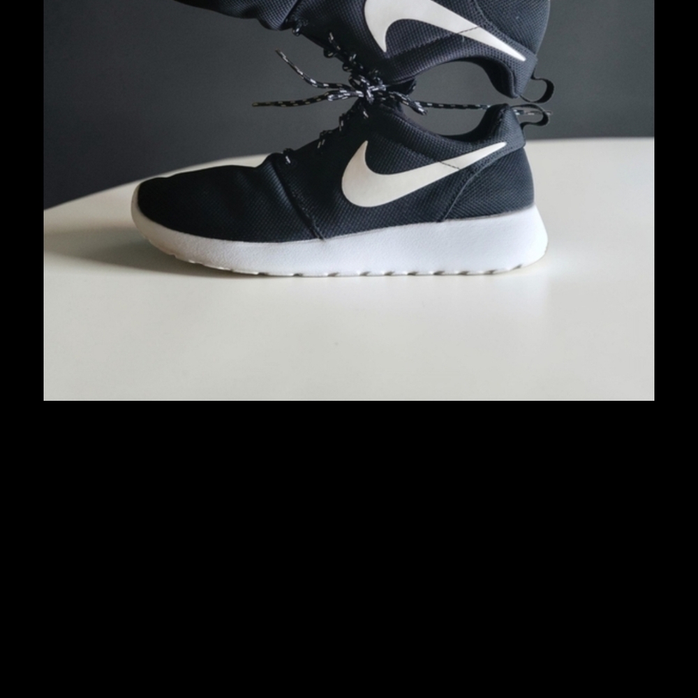 Nike Roshe One Women's Sneakers in Black & White. Size 7.5 Good Condition - Picture 15 of 16